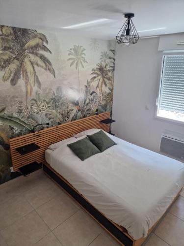 - une chambre avec un grand lit et du papier peint tropical dans l'établissement Villa climatisée avec Piscine privée, à Volonne