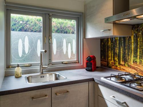 Dapur atau dapur kecil di COZY & SPACIOUS PLACE ON A QUIET SPOT IN THE MIDDLE OF THE NETHERLANDS with free use of 2 women's and 2 men's bikes plus child seat