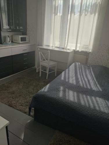 Ένα ή περισσότερα κρεβάτια σε δωμάτιο στο Kawalerka w centrum Leszna.