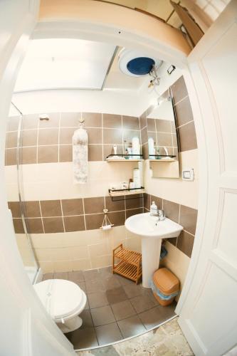 a small bathroom with a toilet and a sink at L'ombelico del Monte - appartamenti in centro storico in Piazza Armerina