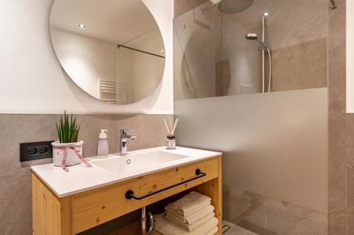 un bagno con lavandino e specchio di Villa Anna Villnöss a San Pietro
