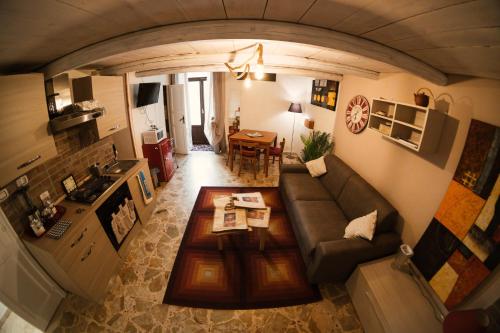 an overhead view of a living room with a couch and a table at L'ombelico del Monte - appartamenti in centro storico in Piazza Armerina