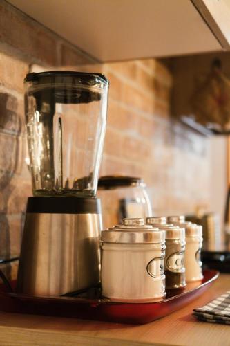 a blender sitting on top of a counter at L'ombelico del Monte - appartamenti in centro storico in Piazza Armerina
