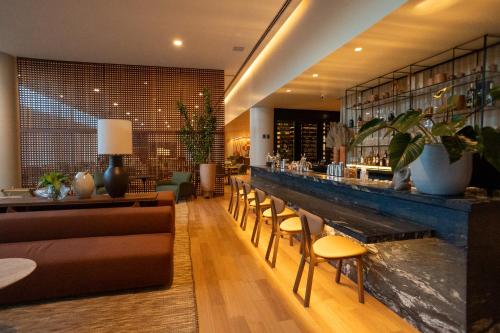 Uma área de estar em Monã Hotel