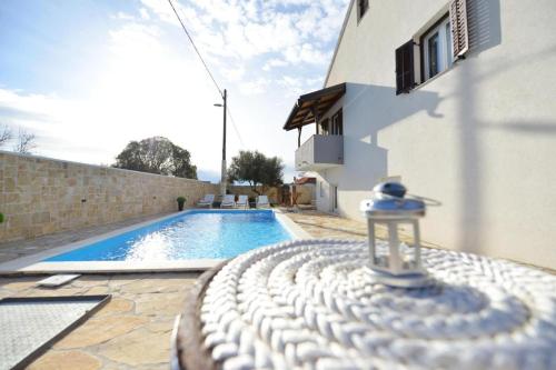 Bazén v ubytování Holiday Home Ariana with private pool - by TA Leut Agency nebo v jeho okolí