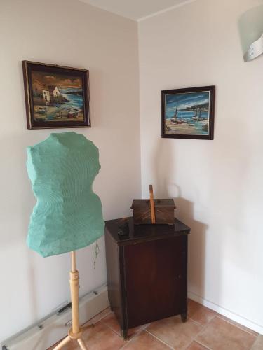 a room with a painting on the wall and a lamp at Eifeleule in Hürtgenwald
