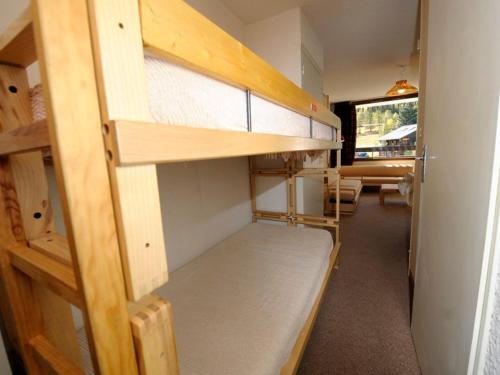 a room with several bunk beds in a room at Studio cosy avec coin montagne, proche télésiège et commerces, parking privé, retour ski direct! - FR-1-330F-187 in Serre Chevalier