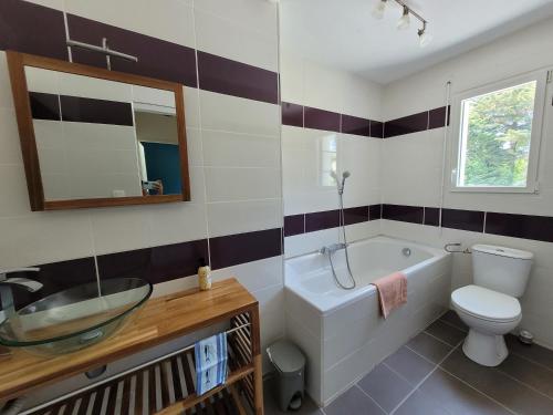 Vannituba majutusasutuses Maison récente à côté du Casino et de la baie du Kernic