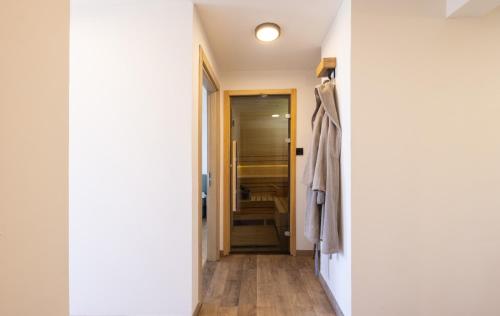 a hallway with a door leading to a closet at Honey Spa house in Novi Slankamen