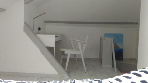 Cette chambre blanche dispose d'un bureau et d'une chaise. dans l'établissement Maison Jacquard chambre, à Rouen