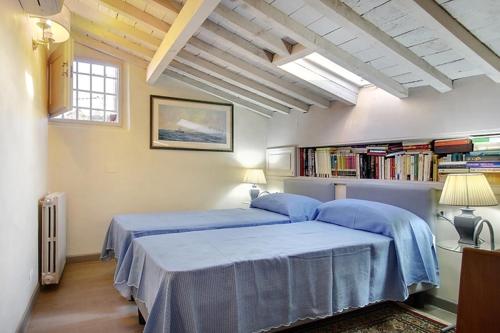 una camera con due letti e una libreria di Florence view apartment a Firenze