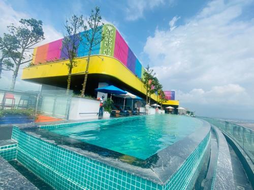 a swimming pool in front of a building at Flamingos Hải Tiến in Nam Khê
