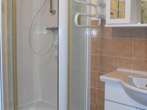 une salle de bain avec douche et lavabo dans l'établissement Appartement cosy 6/7 pers, au centre de Montgenèvre, exposé sud, loggia et casier à skis. - FR-1-266-109, à Montgenèvre