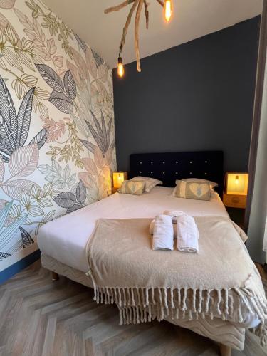 une chambre avec un lit avec des serviettes dessus dans l'établissement Côté Château - Grand appartement au cœur de Blois, à Blois