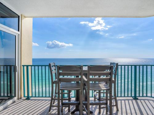 2 sillas sentadas en un balcón con vistas al océano en Jade East Towers 1450 by Newman-Dailey, en Destin