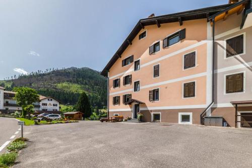 Vista generica sulle montagne o vista sulle montagne dall'interno dell'appartamento