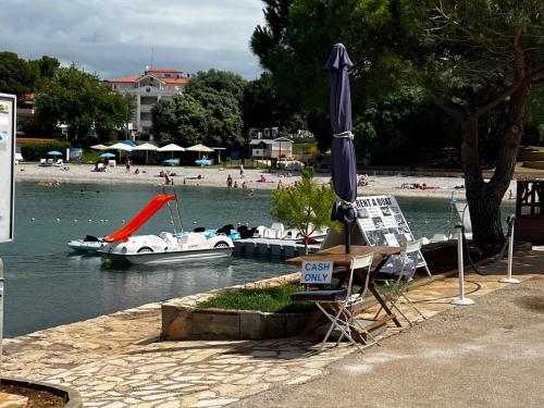 Výhled na řeku, která protéká v blízkosti apartmánu