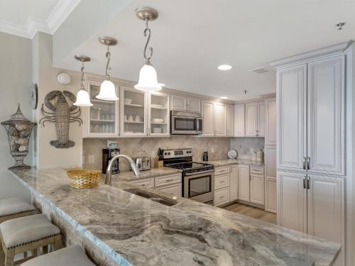 Kuchyň nebo kuchyňský kout v ubytování Jade East Towers 1540 by Newman-Dailey