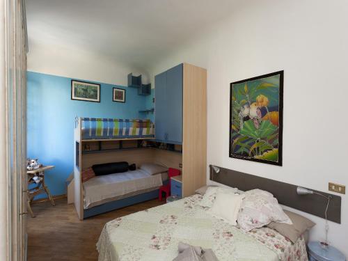 sypialnia z łóżkiem i łóżkiem piętrowym w obiekcie Oltrarno Home Silvia Florence we Florencji