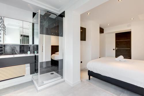 une chambre avec un lit, une baignoire et un lavabo dans l'établissement Croisette sea view, à Cannes