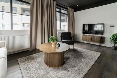 un salon avec une table basse et une télévision dans l'établissement B2 Apartments by Heimaleiga, à Reykjavik