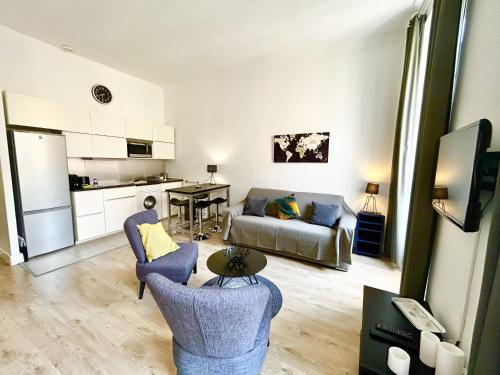 un salon avec un canapé et une table dans l'établissement ApartHotel Riviera - Villa Massena - Grimaldi Promenade des Anglais, à Nice