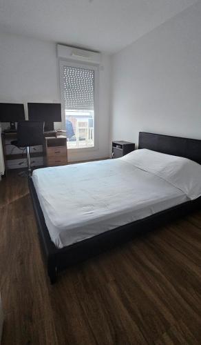 une chambre avec un grand lit dans une pièce dans l'établissement cosy appartement proche de la Défense, à Bezons