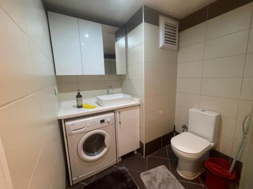 Φωτογραφία από το άλμπουμ του Bahçeşehir N TEPE sitesi avm gölet ulaşım merkezi konum σε Esenyurt
