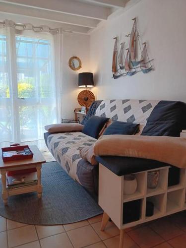 une chambre avec un lit, une table et une fenêtre dans l'établissement Le Clos du Golf, à Cabourg