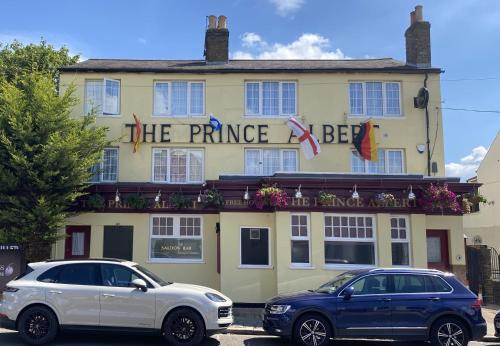 due auto parcheggiate di fronte all'ingresso di un edificio di The Prince Albert, Whitton a Whitton