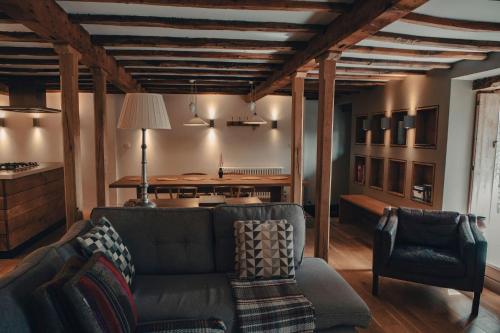 un soggiorno con un divano e un tavolo di THE OLD DAIRY at Sunny Brow Farm ad Ambleside