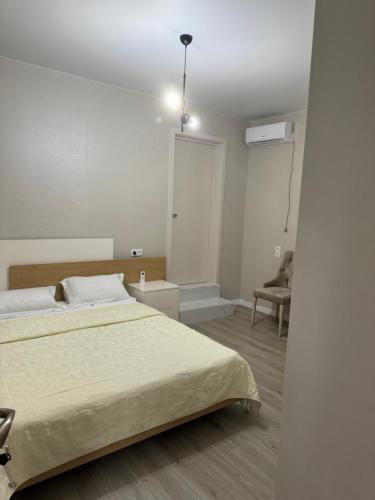 Postel nebo postele na pokoji v ubytování LARDA TBILISI