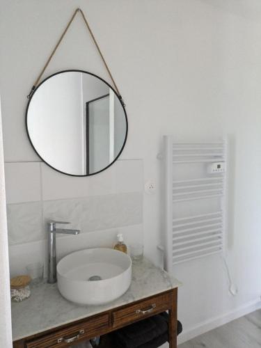 Ένα μπάνιο στο Le Domaine du Soulier -Gîte et chambres d'hôtes - La Maison du Gardien
