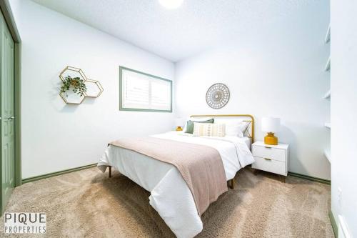 Ένα ή περισσότερα κρεβάτια σε δωμάτιο στο Spacious Bright - Sleep 2 - Long Stays - NFLX&WIFI