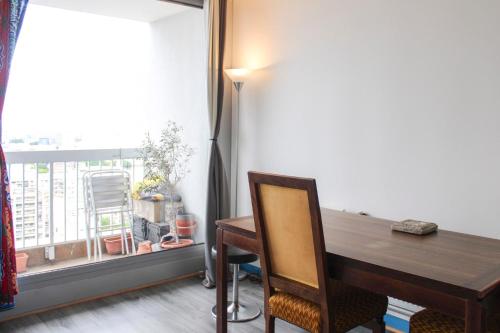 une salle à manger avec une table en bois et une fenêtre dans l'établissement Lovely T2 with breathtaking views of Paris, à Paris