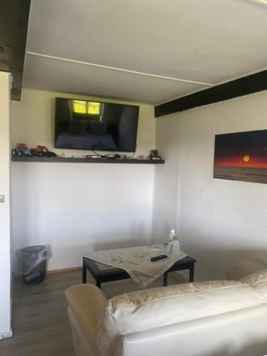 a living room with a couch and a table at Ferienzimmervermietung Reitferien in Skærbæk
