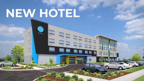 a new hotel with cars parked in a parking lot at Tru By Hilton Jacksonville Airport in Jacksonville