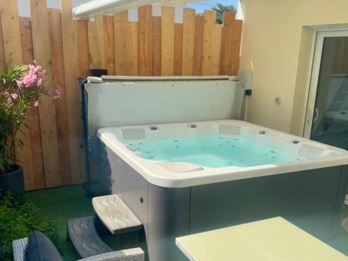 Photo de la galerie de l'établissement Appart jacuzzi prive piscine commune, à Portet-sur-Garonne