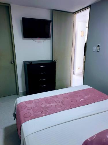 Ένα ή περισσότερα κρεβάτια σε δωμάτιο στο Apartamento Rodadero a media cuadra de la playa