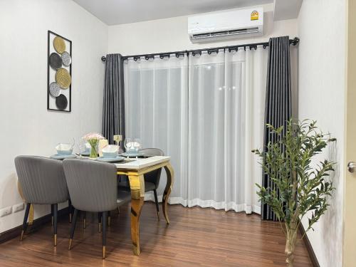 a dining room with a yellow table and chairs at Supalai monte2 condo ใกล้ห้างสรรพสินค้า in Chiang Mai