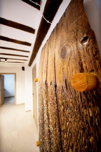 a close up of a wooden wall in a room at Apartamentos Turísticos La Bodegueta in Utiel