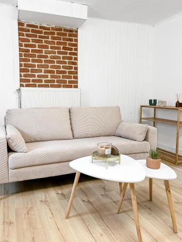 un salon avec un canapé et une table dans l'établissement Séjour Élégant à la Porte de Lille, à Seclin