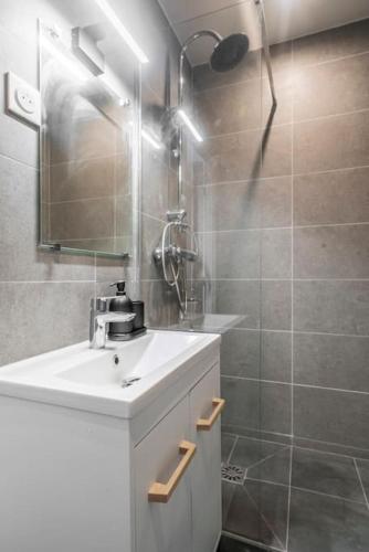 une salle de bain avec un lavabo et une douche dans l'établissement Studio paisible en banlieue parisienne - Montreuil, à Montreuil