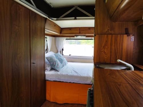 une petite pièce avec un lit et une fenêtre dans l'établissement calme villa spacieuse pensée pour10 proche mer, à Saint-Hilaire-de-Riez