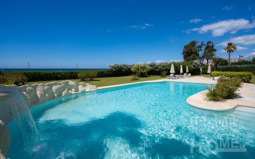 Beachfront Elviria II,Sea views, lovely terrace and pool