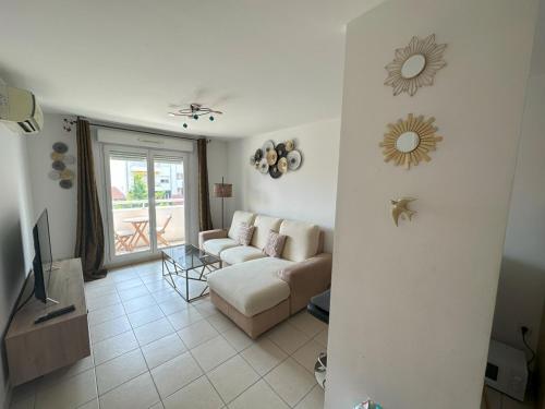 un salon avec un canapé et une télévision dans l'établissement Beau T2 Climatisé, 1min à pied de la promenade des anglais et plage, à Nice