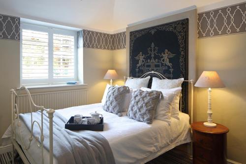 - une chambre avec un lit blanc et une tête de lit bleue dans l'établissement Cathedral View - Romantic Wye Valley Country House 1 Bed Apartment - Dog Friendly, à Coleford