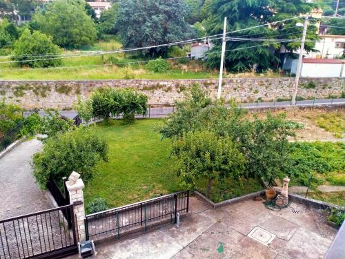 an aerial view of a yard with a park at la Casa di Pierina in Trieste
