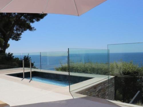 une piscine avec vue sur l'océan dans l'établissement Belle villa à Cavalaire-sur-Mer avec piscine et vue mer - FR-1-100-228, à Cavalaire-sur-Mer
