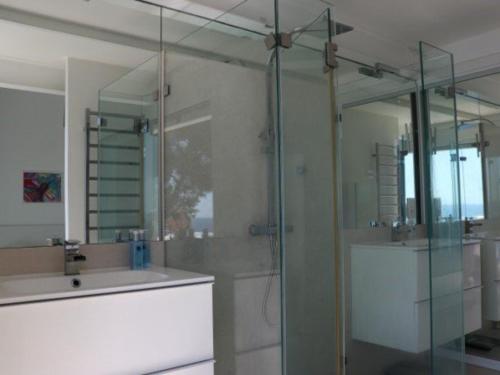 une salle de bain avec une douche en verre et un lavabo dans l'établissement Belle villa à Cavalaire-sur-Mer avec piscine et vue mer - FR-1-100-228, à Cavalaire-sur-Mer